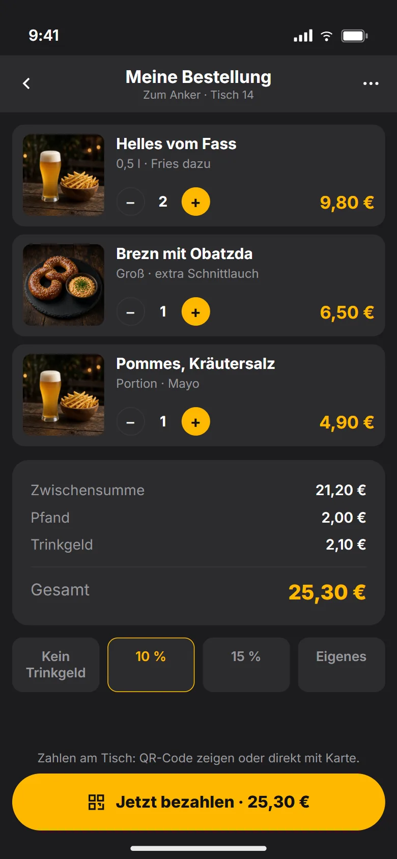 Bestellübersicht der Biergarten-PWA mit drei Positionen Helles vom Fass, Brezn mit Obatzda und Pommes, Mengen-Steppern, Summe 25,30 Euro, Trinkgeld-Auswahl und goldenem Button Jetzt bezahlen
