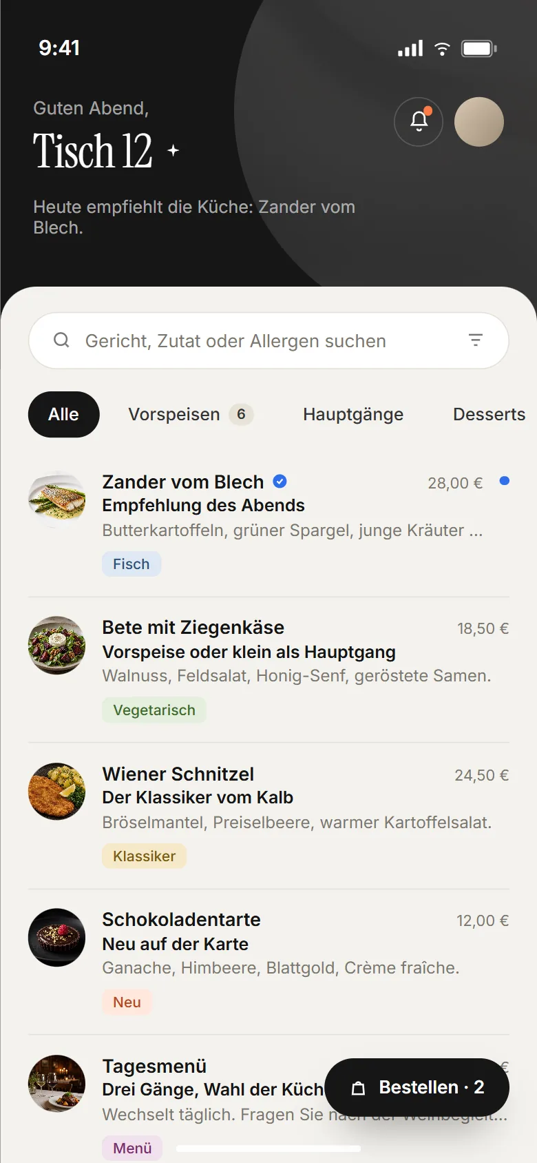 Speisekarte der Bistro-PWA mit dunklem Kopf Guten Abend, Tisch 12, Suchfeld, Filter-Pills und Liste mit Zander vom Blech, Bete mit Ziegenkäse, Wiener Schnitzel und Schokoladentarte
