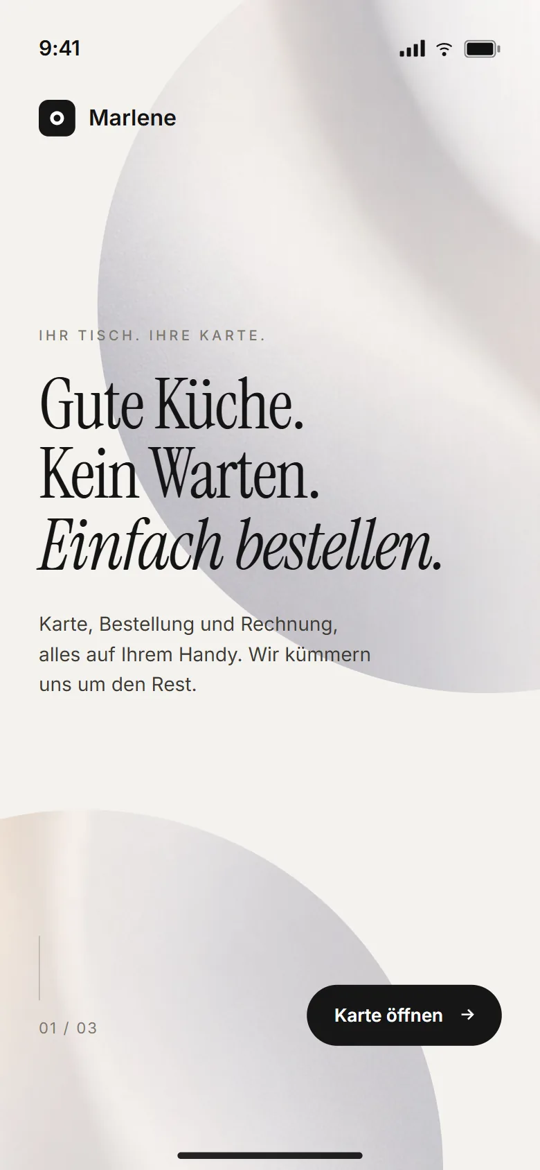 Onboarding der Bistro-PWA Marlene: cremefarbener Hintergrund mit silbriger Bogenform, Serifen-Headline Gute Küche. Kein Warten. Einfach bestellen. und Button Karte öffnen