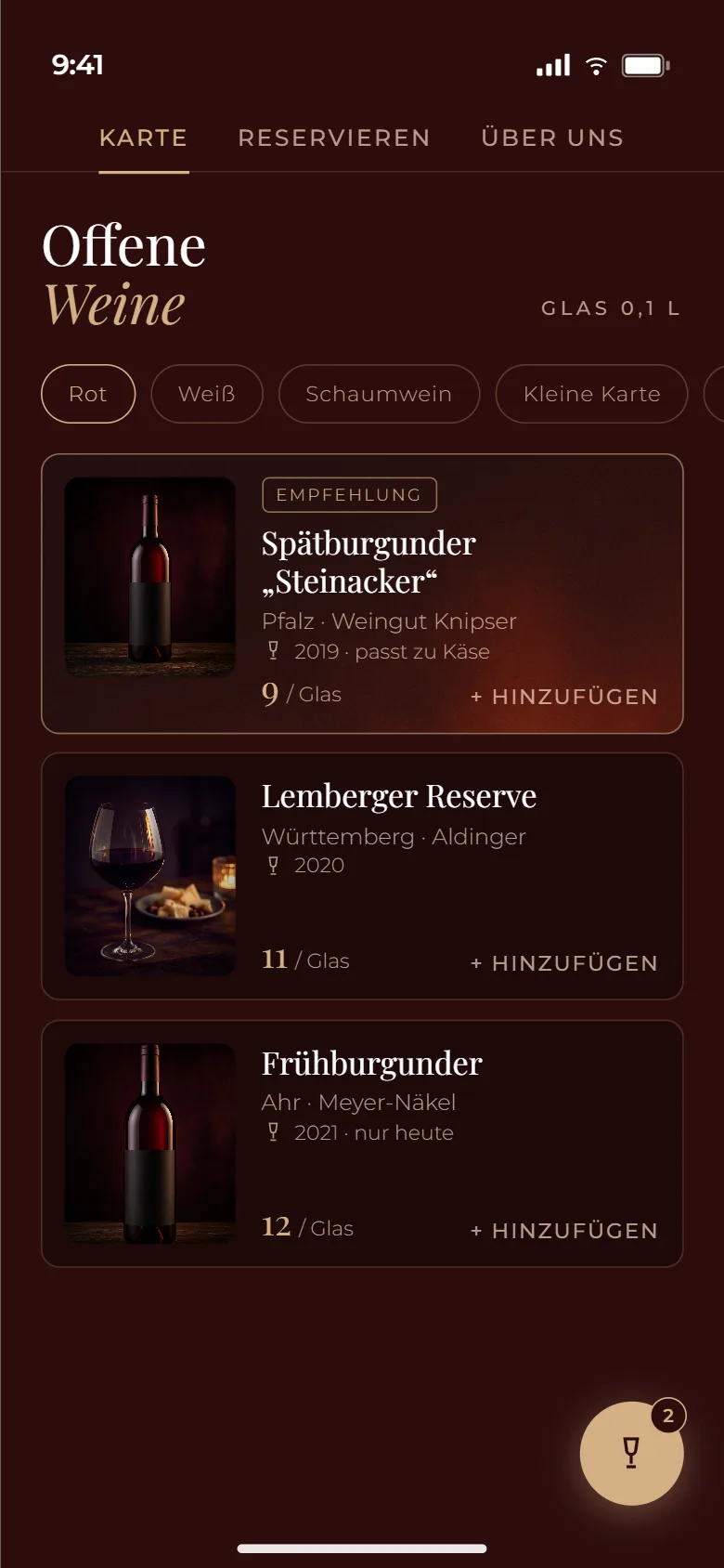 Weinkarte der Weinbar-PWA mit Reitern Karte, Reservieren, Über uns, Headline Offene Weine, Filter-Chips und drei Karten mit Flaschenfoto, Region, Jahrgang, Glaspreis in Gold und schwebendem Warenkorb