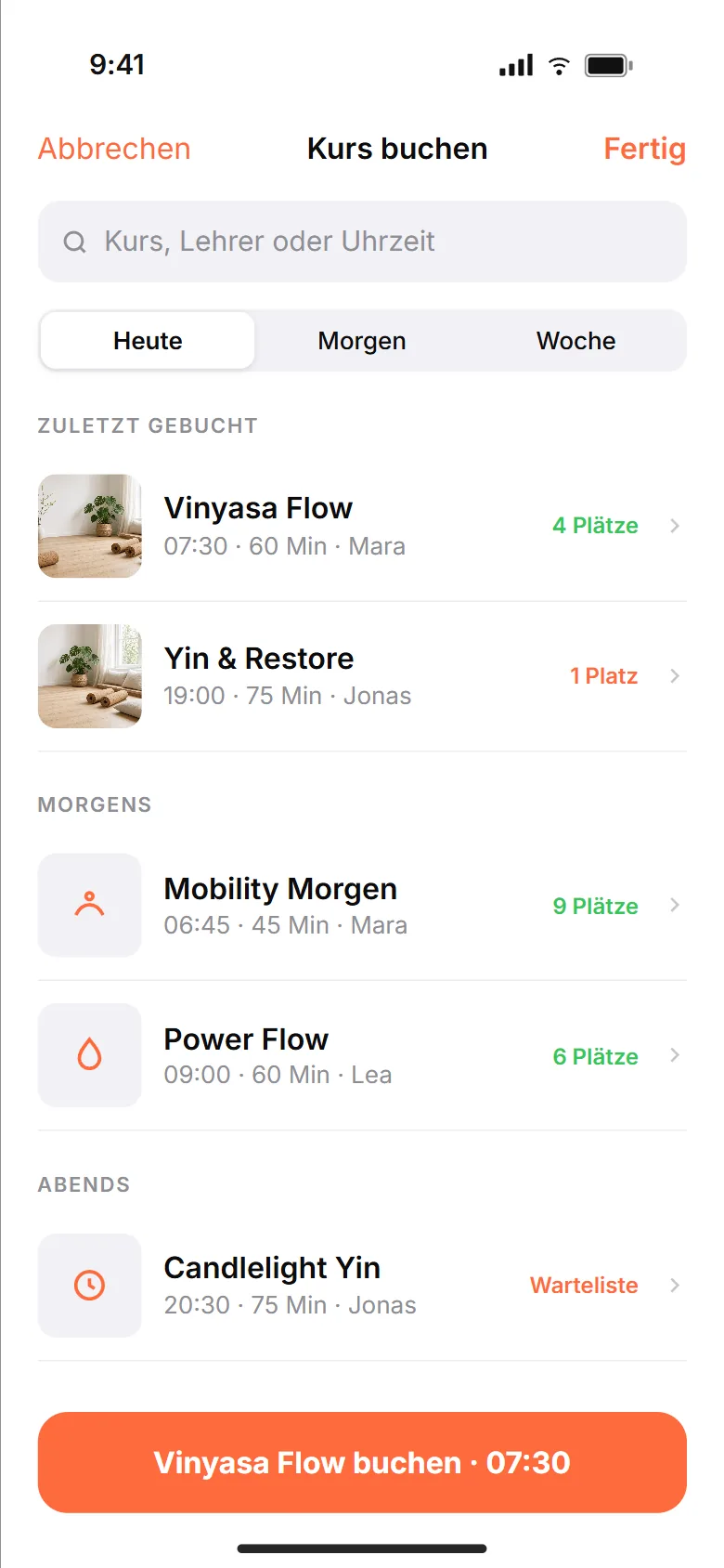 Kurs buchen in der Yoga-PWA mit Suchfeld, Segment Heute, Morgen, Woche, gruppierter Liste nach Tageszeit mit freien Plätzen und orangem Button Vinyasa Flow buchen 7:30